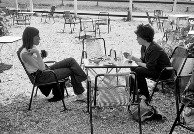 845247 Afbeelding van enkele leerlingen van de IVO-school P.F. van Overbeekeschool (Barnsteenlaan 6) te Utrecht tijdens ...